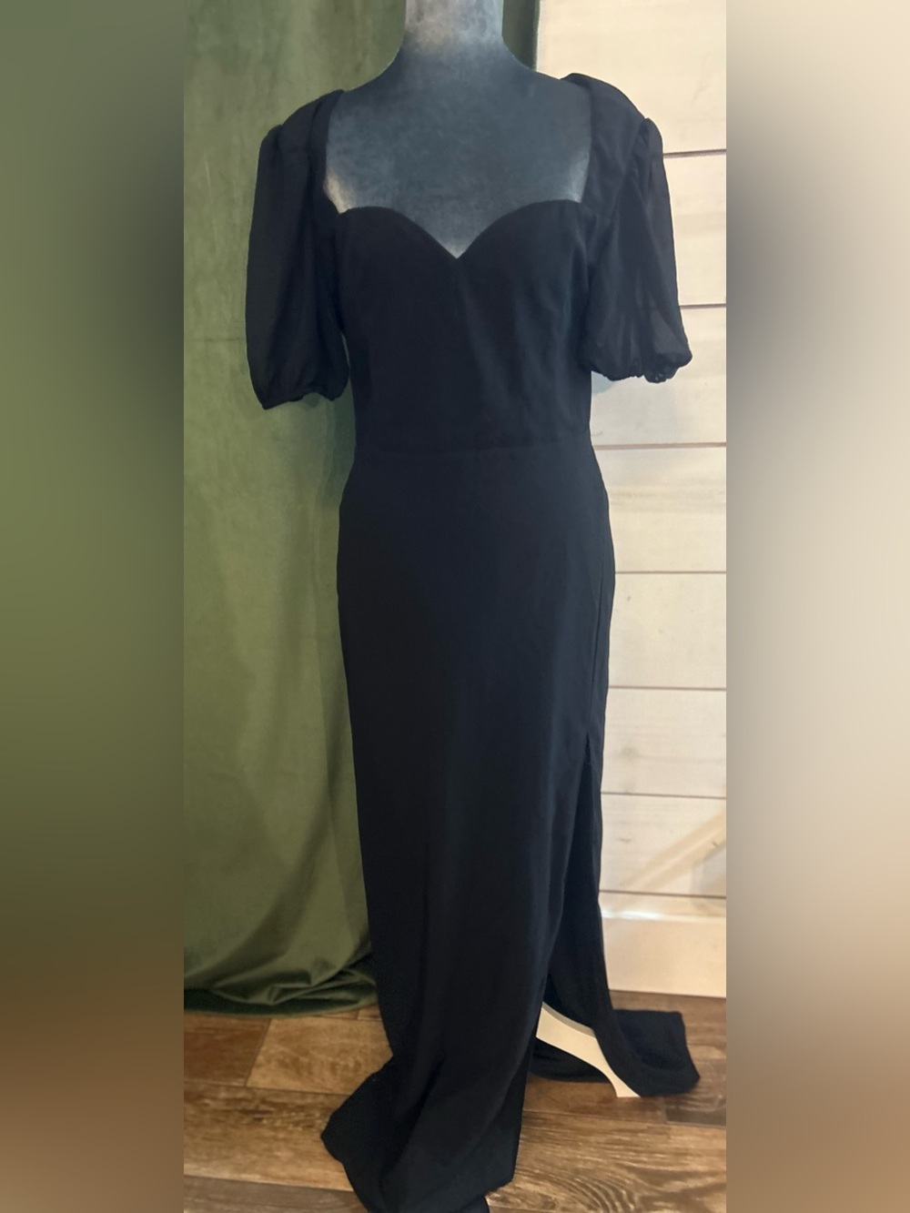 Lulu's Black Sweetheart Puff-Sleeve Gown